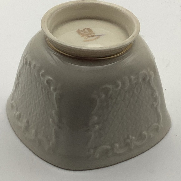 Two Classic Lenox Small Embossed Bowls - Picture 7 of 12